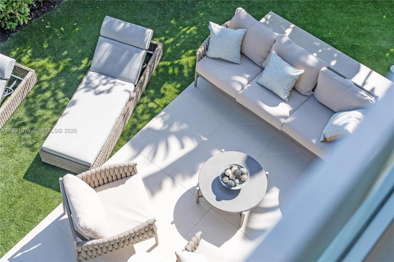 1045 W 47th Ct, Miami Beach, FL 33140 Photo