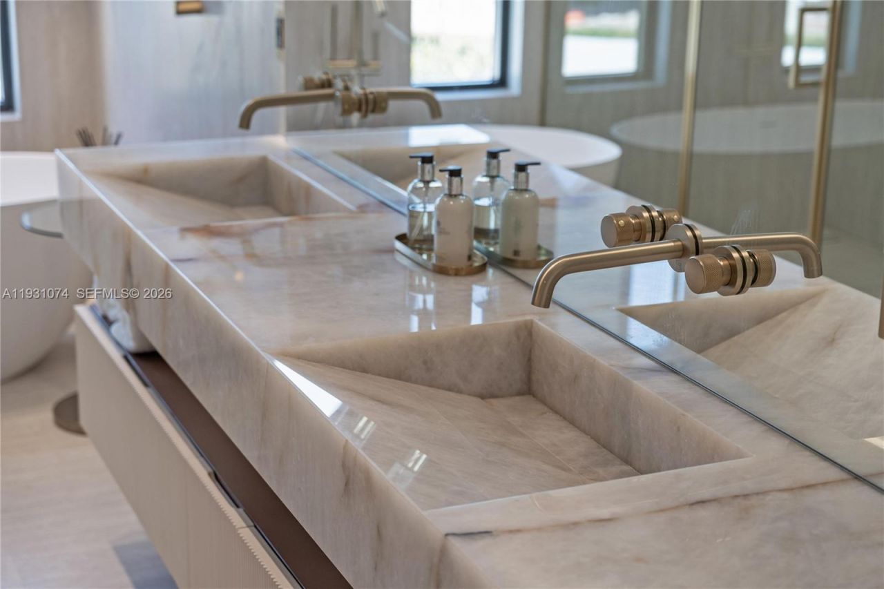 1045 W 47th Ct, Miami Beach, FL 33140 Photo