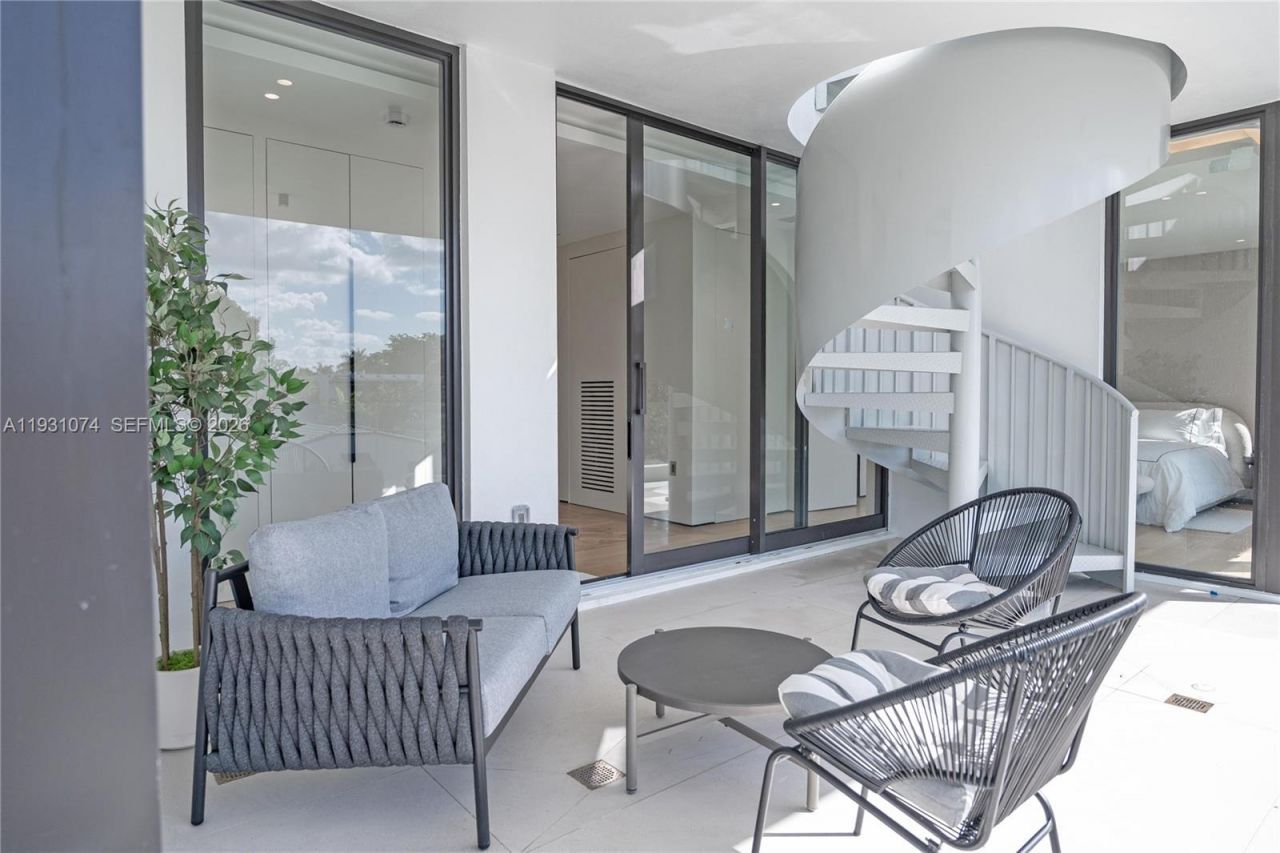 1045 W 47th Ct, Miami Beach, FL 33140 Photo