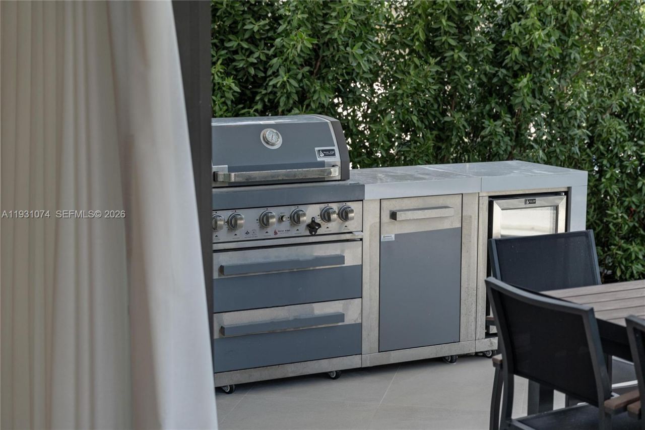 1045 W 47th Ct, Miami Beach, FL 33140 Photo