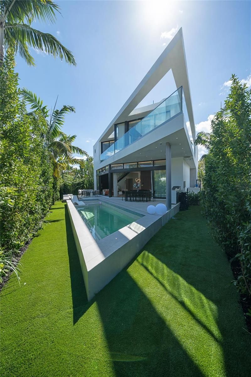 1045 W 47th Ct, Miami Beach, FL 33140 Photo