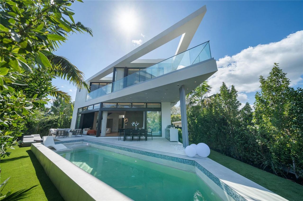 1045 W 47th Ct, Miami Beach, FL 33140 Photo