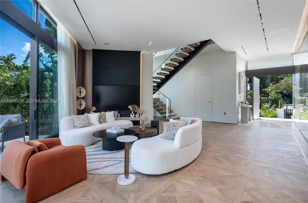 1045 W 47th Ct, Miami Beach, FL 33140 Photo