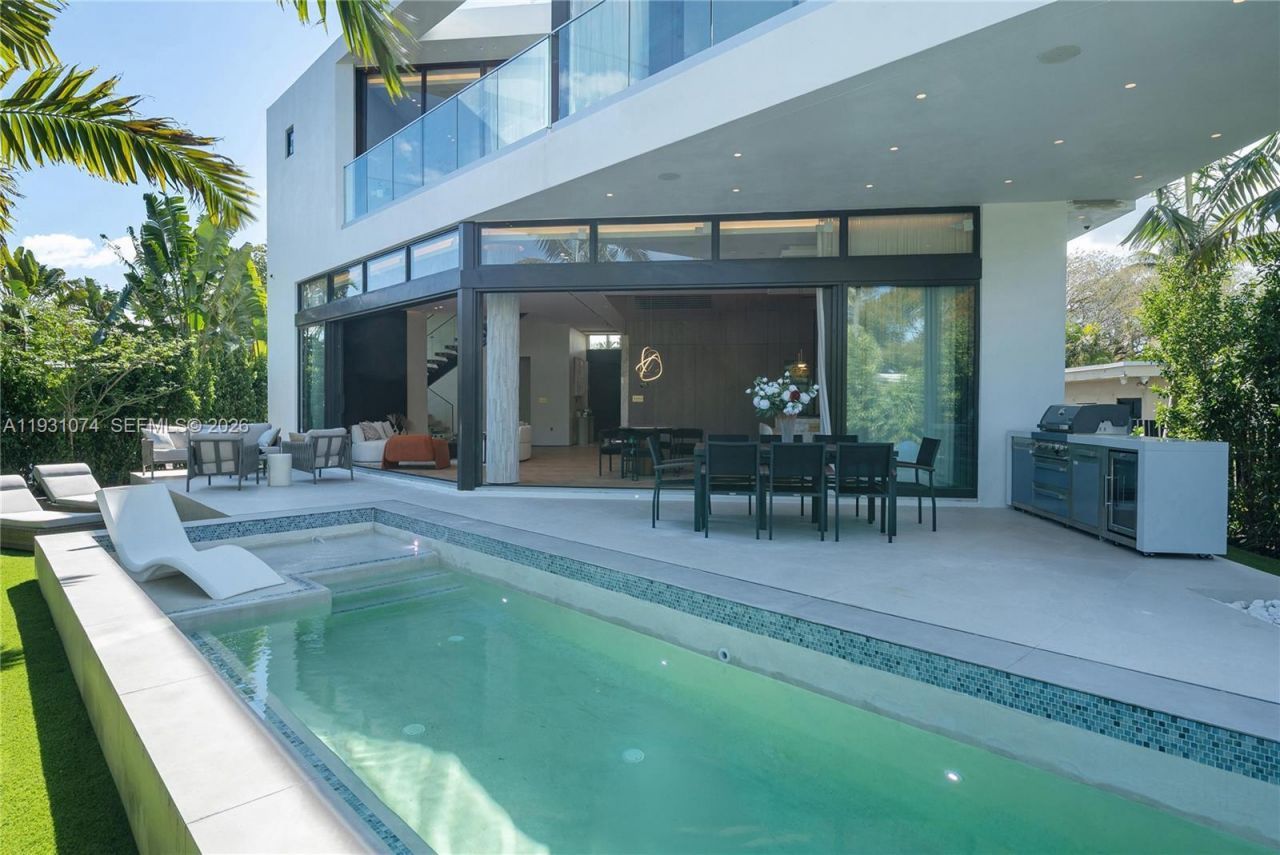 1045 W 47th Ct, Miami Beach, FL 33140 Photo