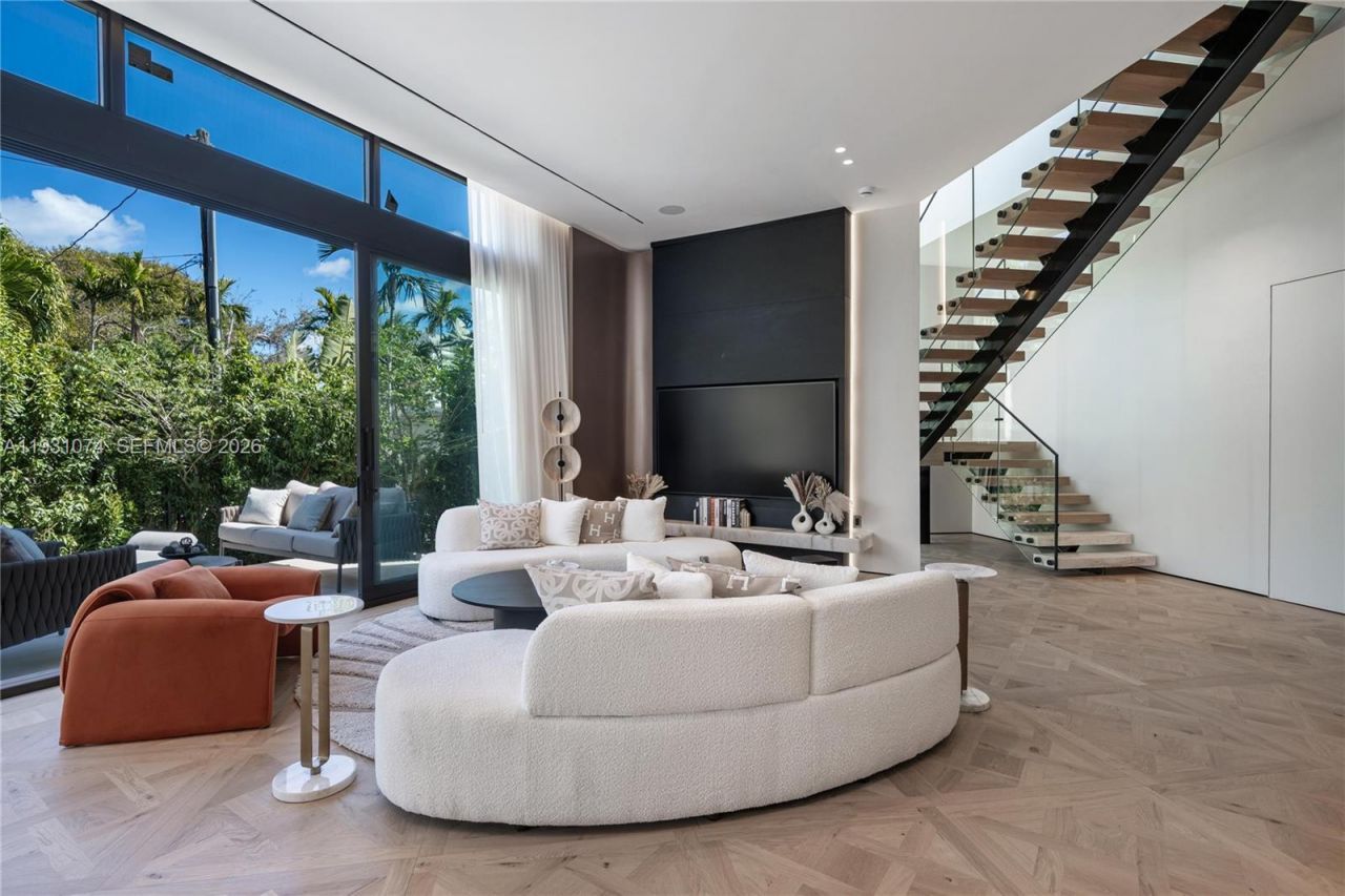 1045 W 47th Ct, Miami Beach, FL 33140 Photo