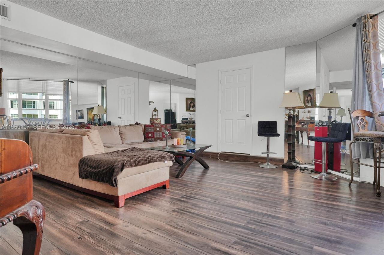 905 Brickell Bay Dr, Unit 1121, Miami, FL 33131 Photo