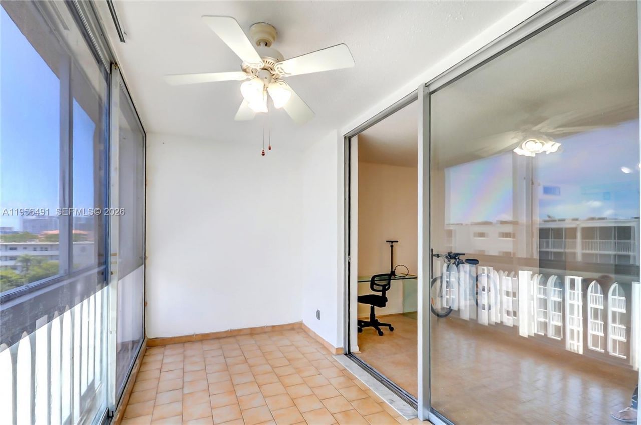 301 NE 14th Ave, Unit 702, Hallandale Beach, FL 33009 Photo