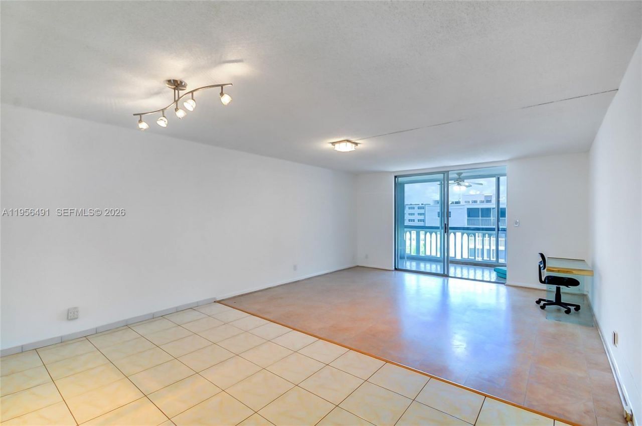 301 NE 14th Ave, Unit 702, Hallandale Beach, FL 33009 Photo