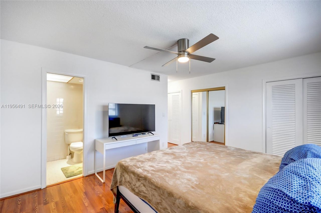 301 NE 14th Ave, Unit 702, Hallandale Beach, FL 33009 Photo