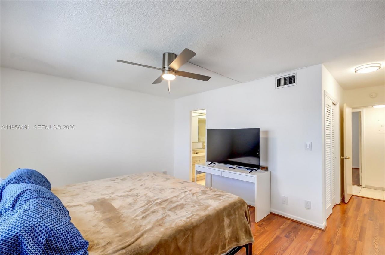 301 NE 14th Ave, Unit 702, Hallandale Beach, FL 33009 Photo