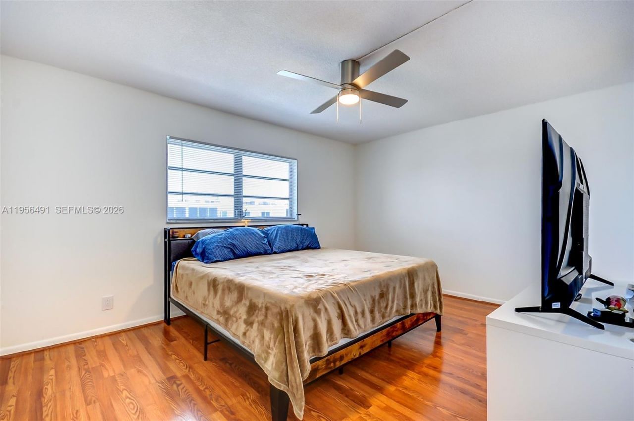 301 NE 14th Ave, Unit 702, Hallandale Beach, FL 33009 Photo