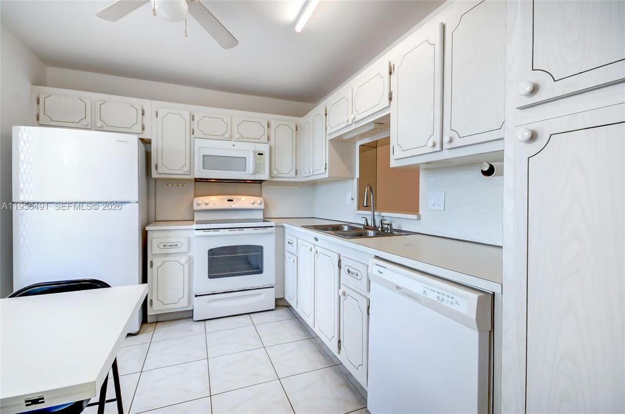 301 NE 14th Ave, Unit 702, Hallandale Beach, FL 33009 Photo