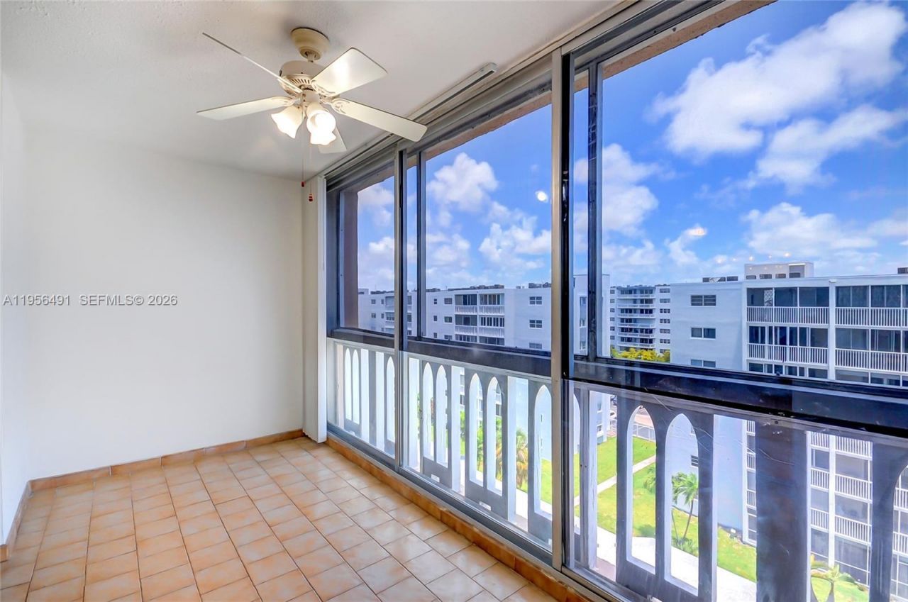 301 NE 14th Ave, Unit 702, Hallandale Beach, FL 33009 Photo