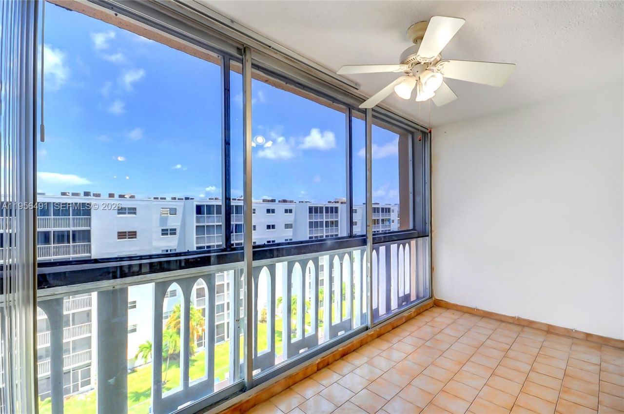 301 NE 14th Ave, Unit 702, Hallandale Beach, FL 33009 Photo