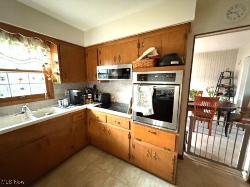 1026 Joy Oval, Seven Hills, OH 44131 Photo 12