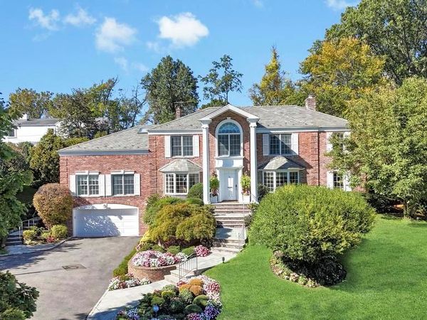 22 Bayside Drive, Great Neck, NY 11023