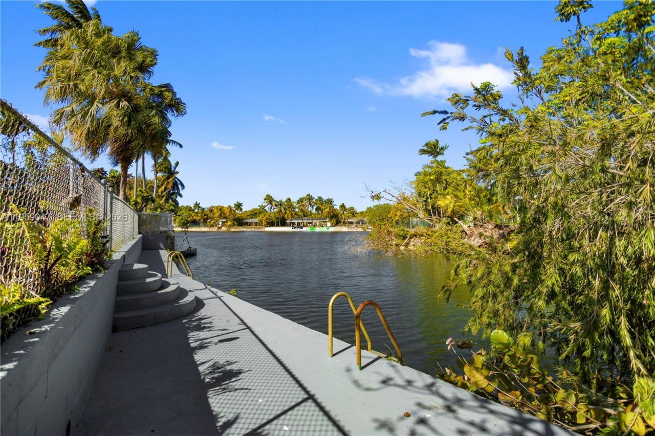 6331 SW 62nd Ter, South Miami, FL 33143 Photo