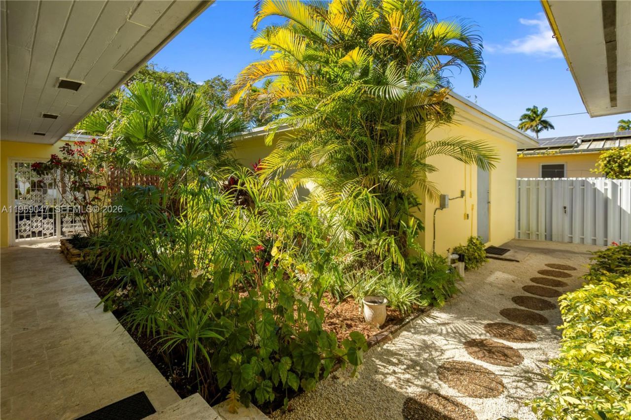 6331 SW 62nd Ter, South Miami, FL 33143 Photo