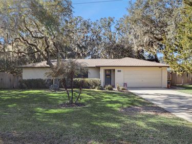 1105 N VALENCIA AVENUE, HOWEY IN THE HILLS, FL 34737