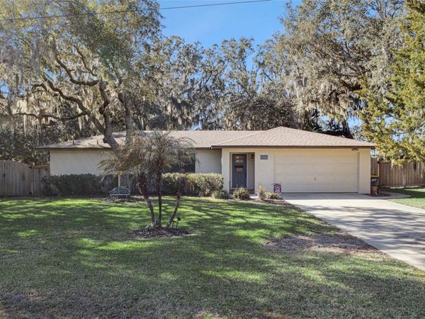 1105 N VALENCIA AVENUE, HOWEY IN THE HILLS, FL 34737
