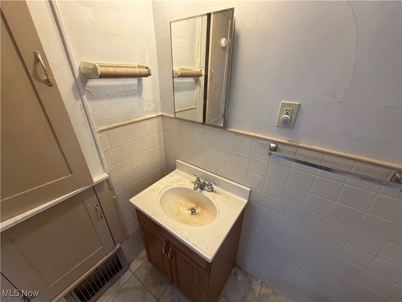 783 Leonard Street, Akron, OH 44307 Photo 24