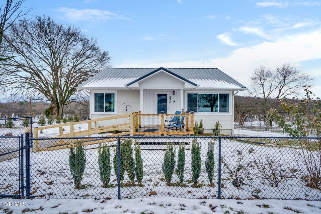 332 Bay Street, Mount Carmel, TN 37645 Main Photo