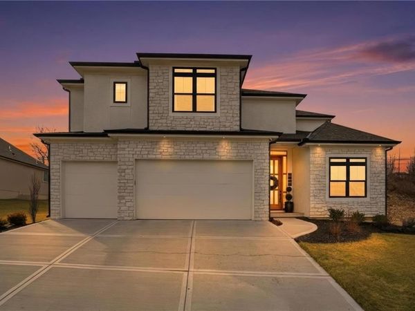 5852 S National Drive, Parkville, MO 64152