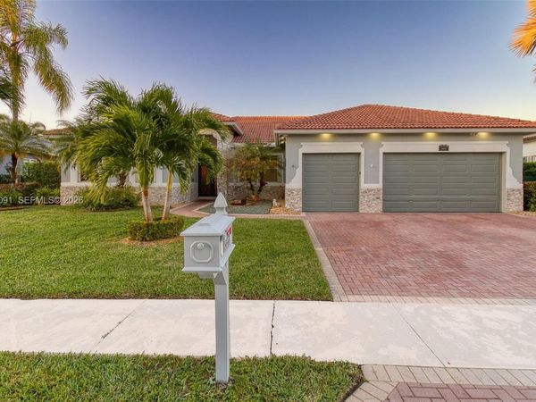 15959 SW 6th St, Pembroke Pines, FL 33027