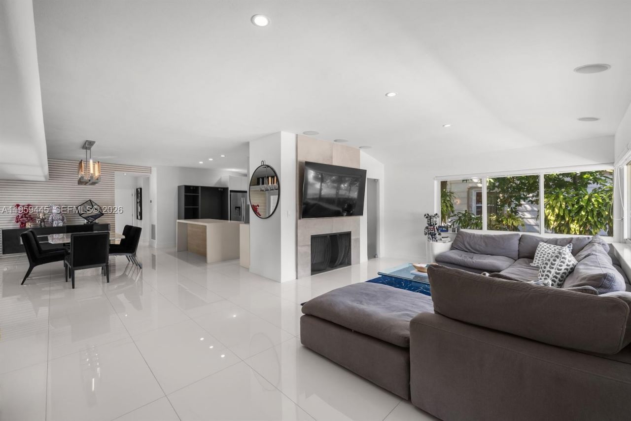 1040 NE 86th St, Miami, FL 33138 Photo