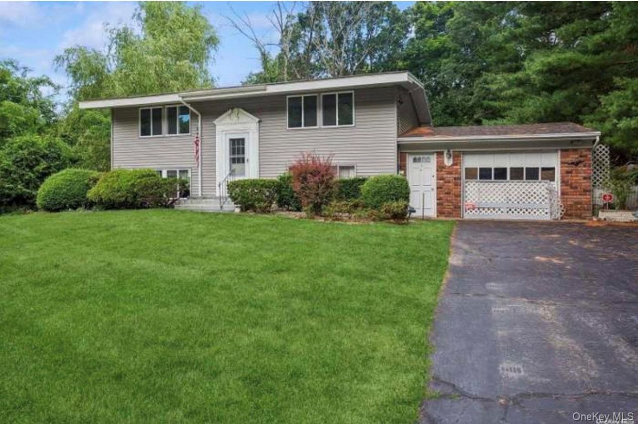 12 Deer Lane, East Setauket, NY 11733 Main Photo