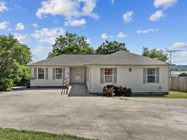 701 N 2nd Street , Cranfills Gap, TX 76637