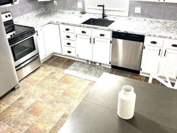 60 Chapin St, Unit D, Holyoke, MA 01040