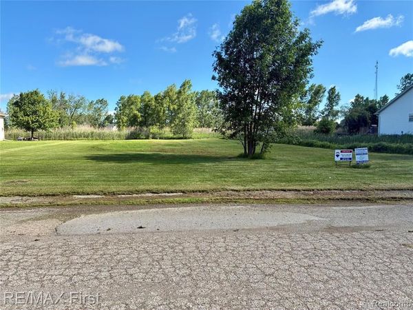 39 Deer Park, Capac Vlg, MI 48014