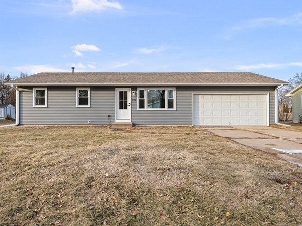 222 S Park View Drive, Park View, IA 52748