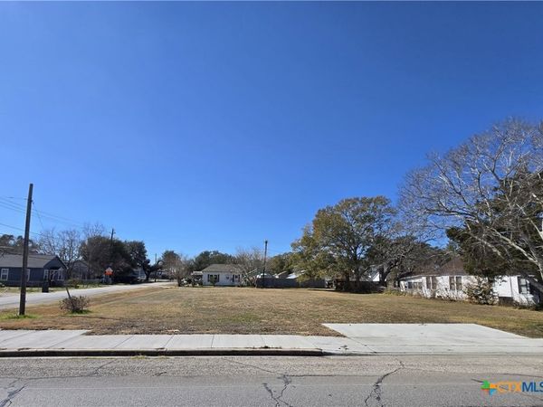 612 S Mechanic Street , El Campo, TX 77437