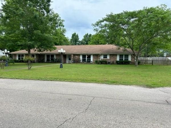 102 E Crockett Street , De Kalb, TX 75559