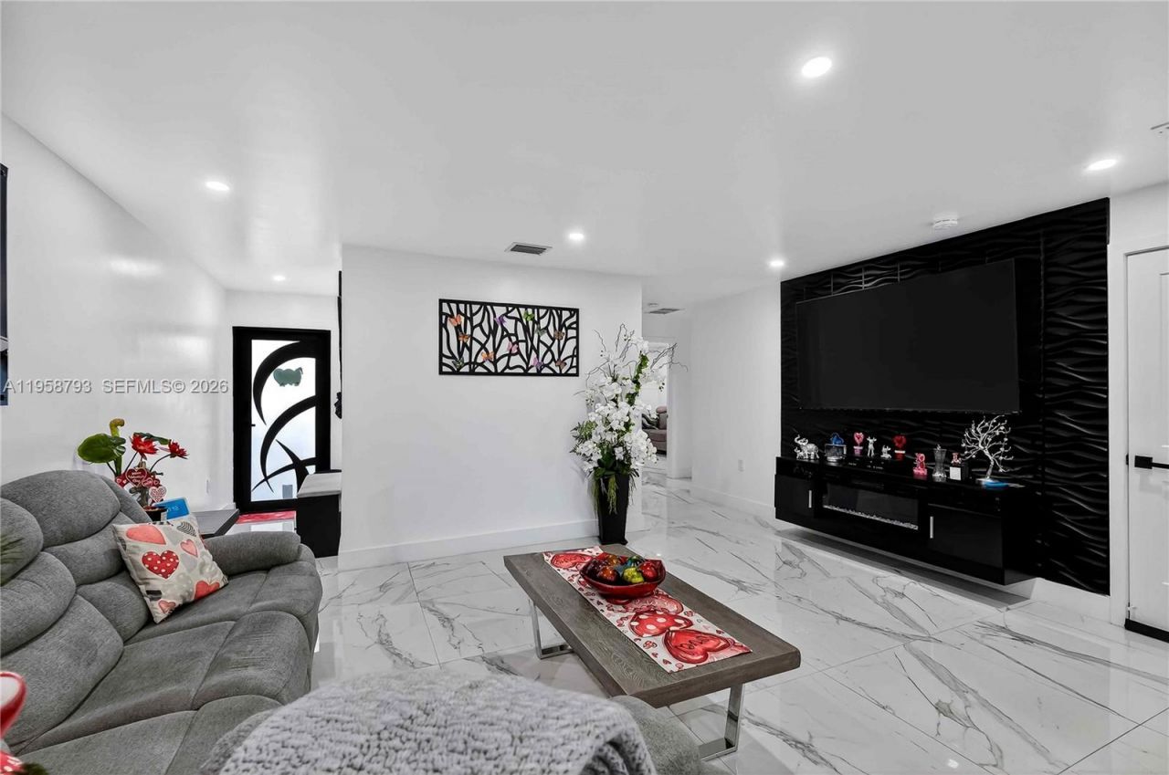 1594 W 73rd St, Hialeah, FL 33014 Photo