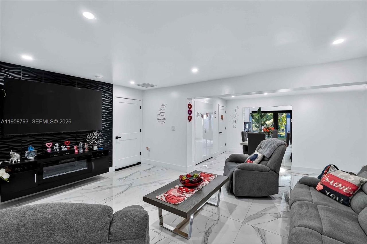 1594 W 73rd St, Hialeah, FL 33014 Photo