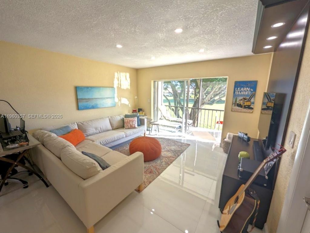 9300 N Hollybrook Lake Dr, Unit 303, Pembroke Pines, FL 33025 Photo