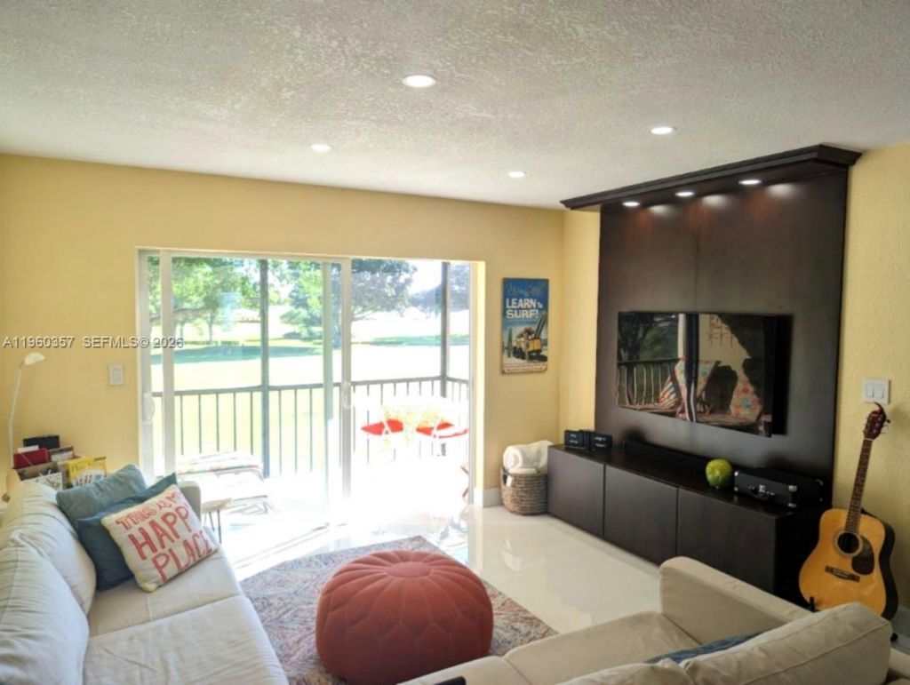 9300 N Hollybrook Lake Dr, Unit 303, Pembroke Pines, FL 33025 Photo