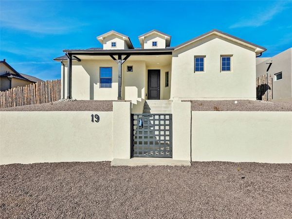 19 Flower Garland, Santa Fe, NM 87508