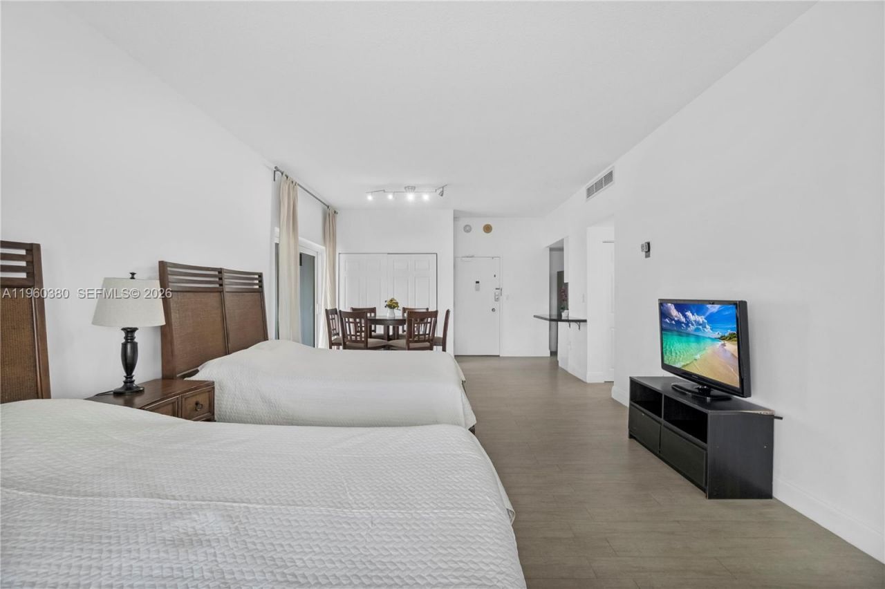 500 Bayview Dr , Unit 125, Sunny Isles Beach, FL 33160 Photo