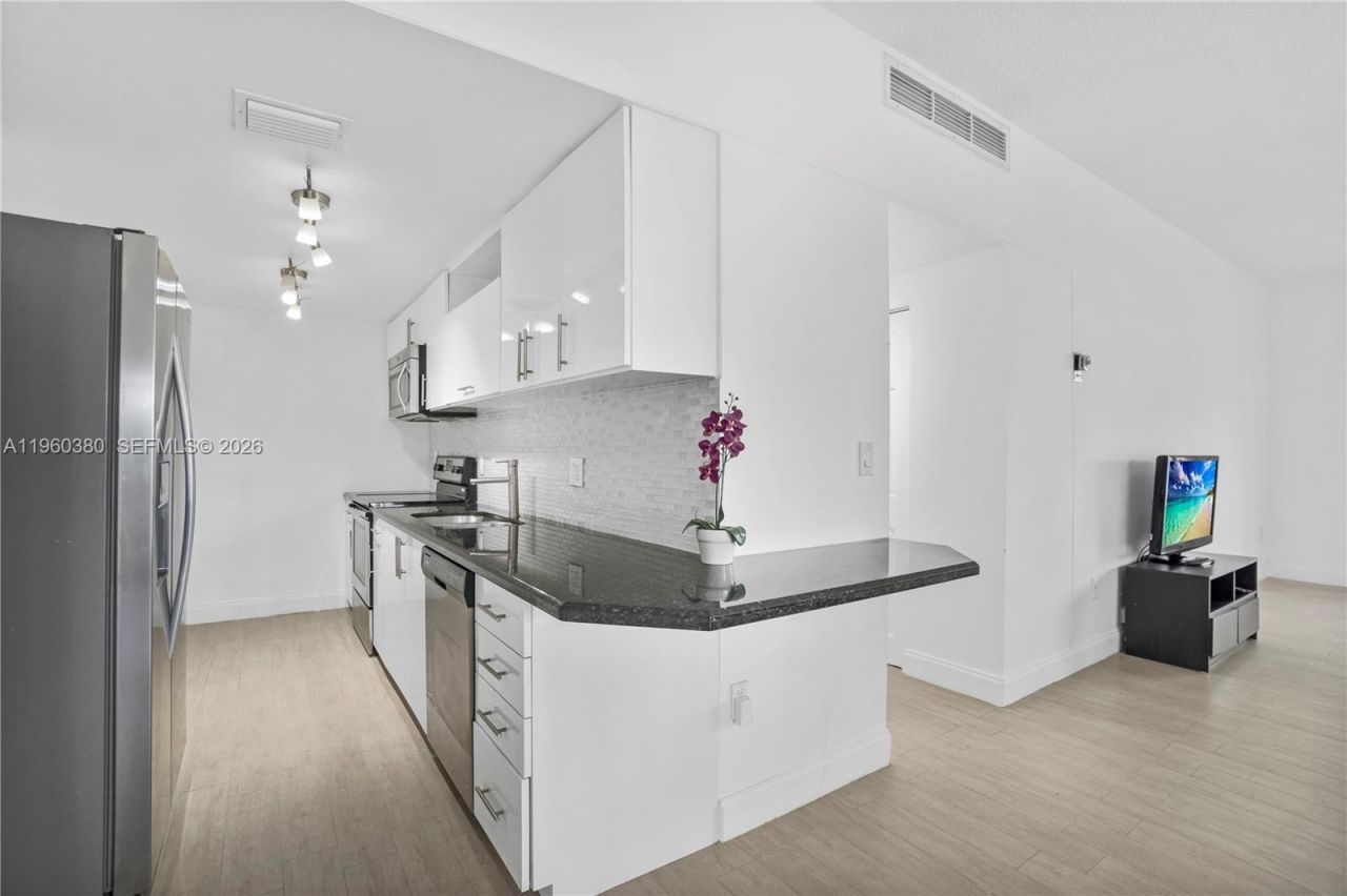 500 Bayview Dr , Unit 125, Sunny Isles Beach, FL 33160 Photo