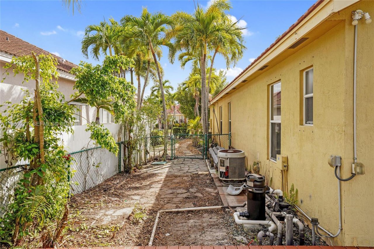 15989 SW 14th St, Pembroke Pines, FL 33027 Photo