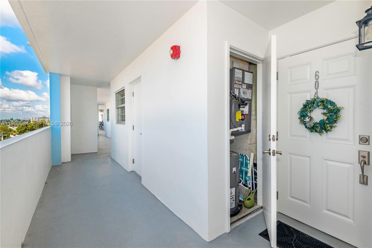 3051 NE 48th St, Unit 604, Fort Lauderdale, FL 33308 Photo