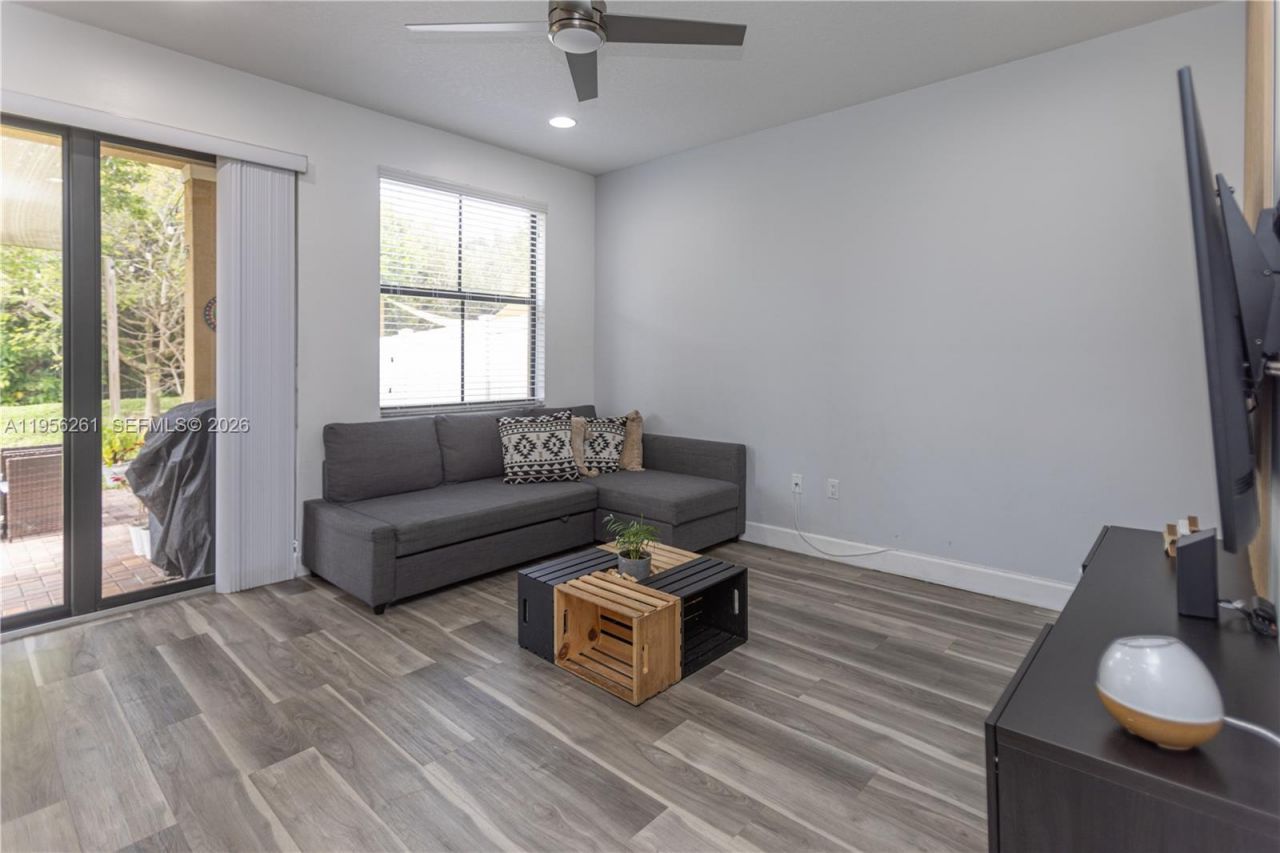 5203 NW 50th Ter, Tamarac, FL 33319 Photo