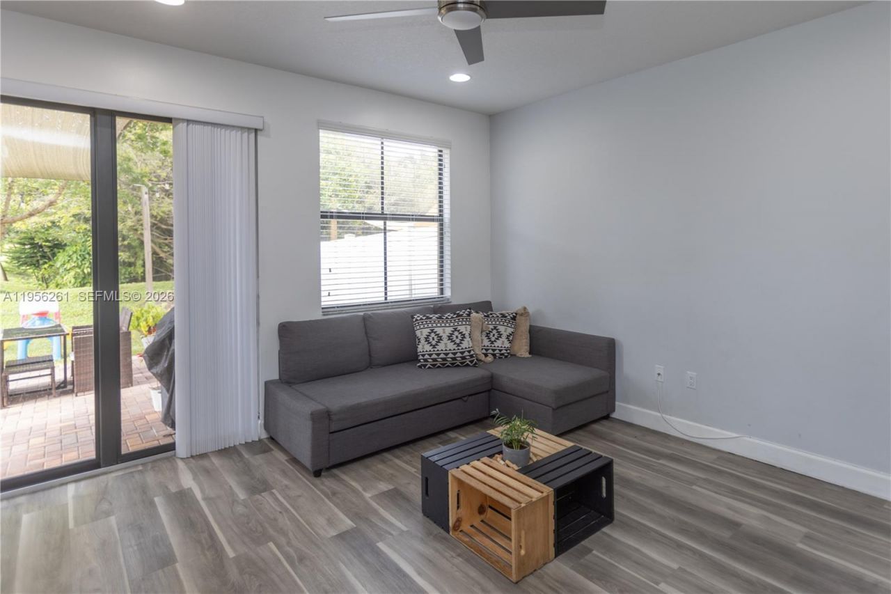 5203 NW 50th Ter, Tamarac, FL 33319 Photo