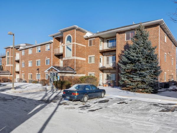 881 N Swift Road, Unit 203, Addison, IL 60101