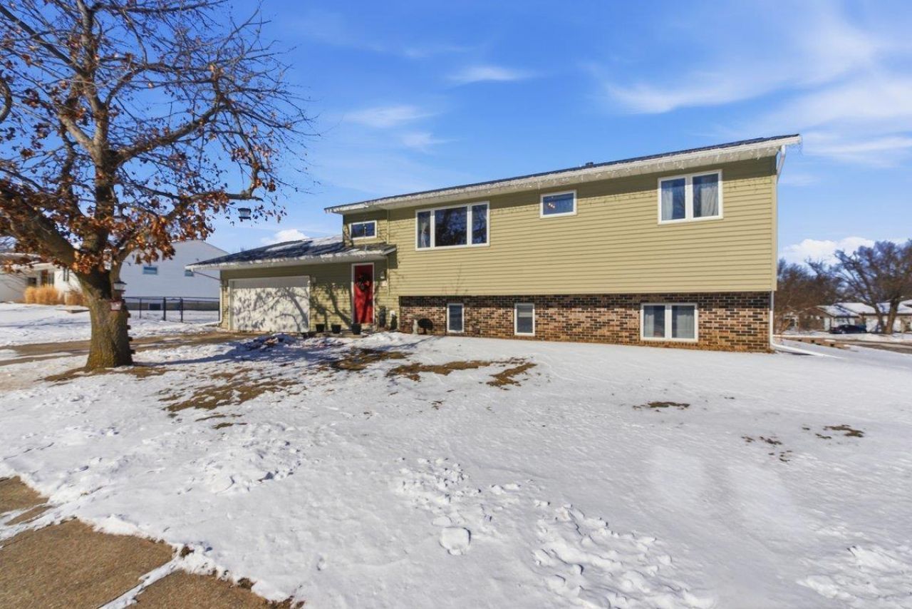 930 Prestien Drive, Denver, IA 50622 Main Photo