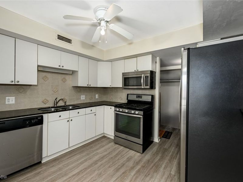 1105 Canyon View #303 Road, Sagamore Hills, OH 44067 Photo 8